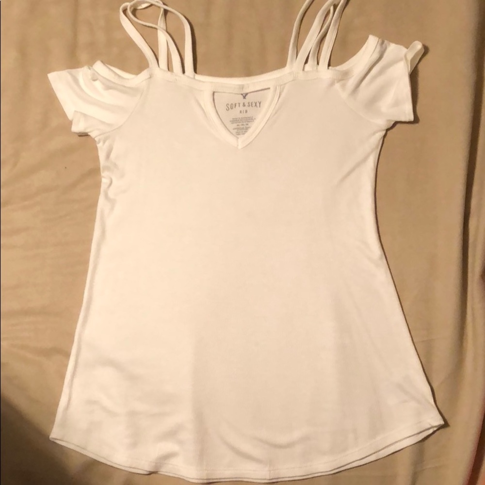 Ribbed cold shoulder cut out shirt